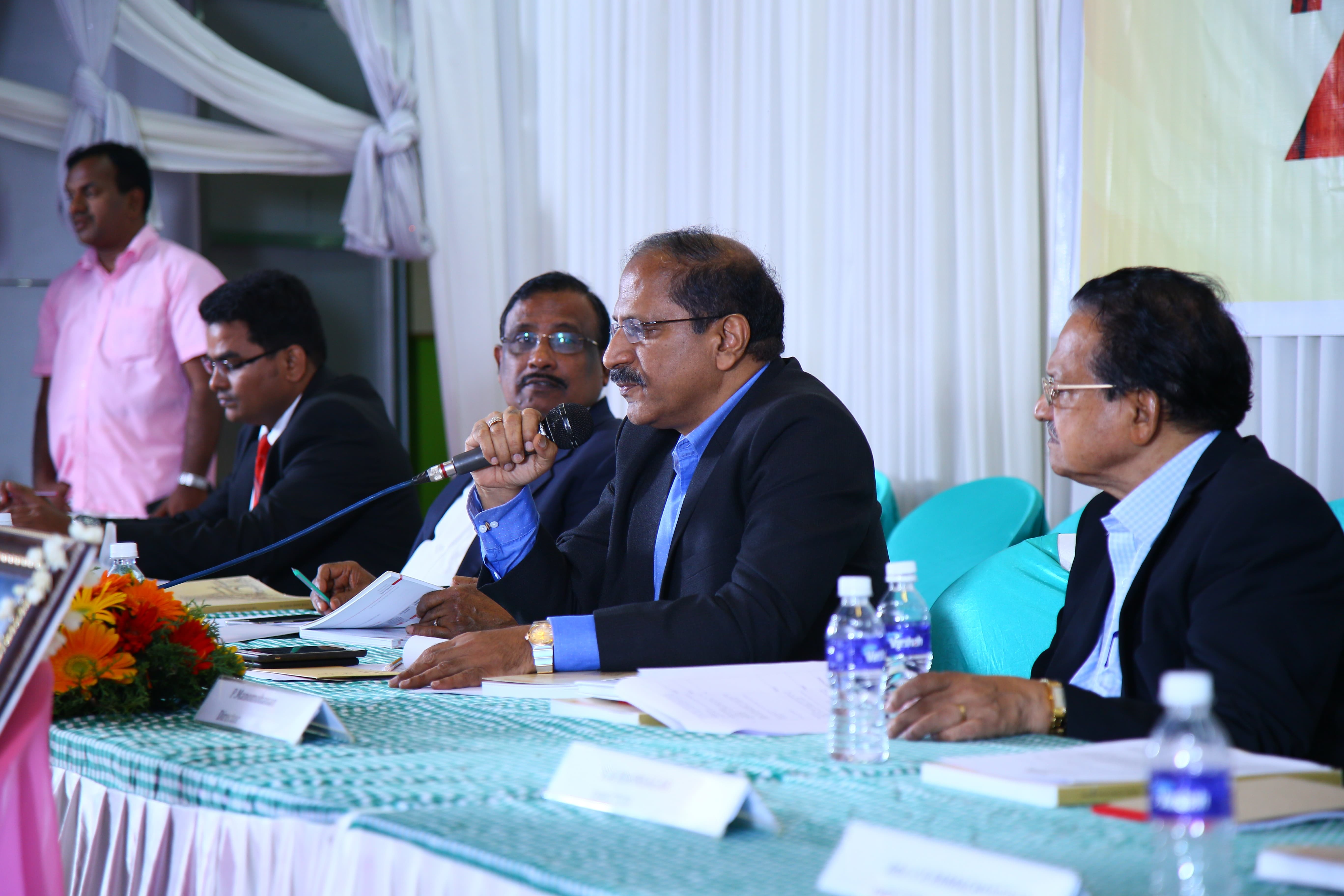 MD & CEO Shri V.P.Nandakumar providing replies and clarifications to shareholder queries.​